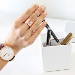 指尖与颈间的时尚对话 首饰与甲油的色彩协奏曲